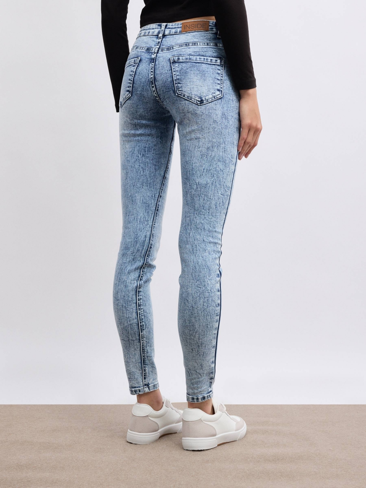 Jeans skinny azuis claras com azul vista meia traseira