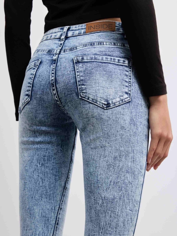 Jeans skinny azuis claras com azul vista detalhe