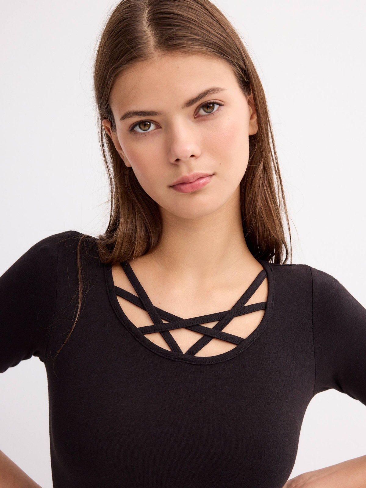  Slim neckline t-shirt with straps black