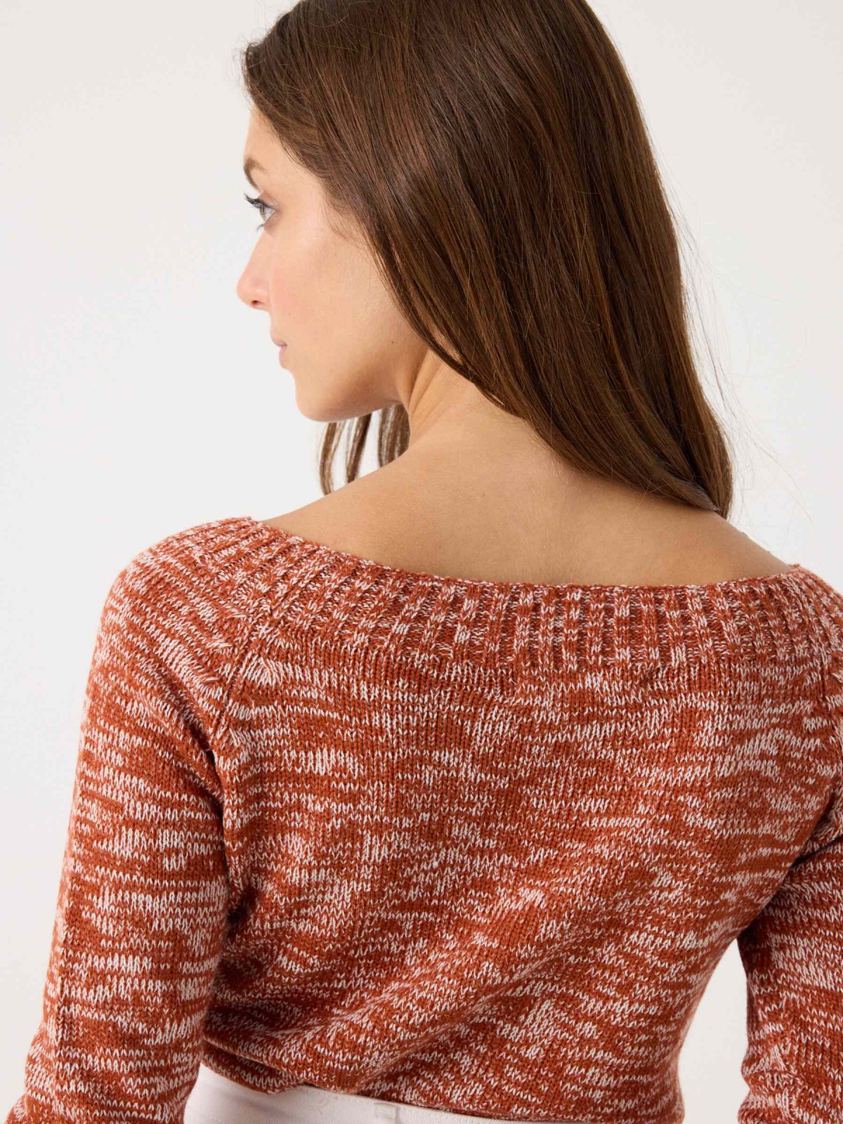Camisola com gola de barco em mármore laranja vista detalhe