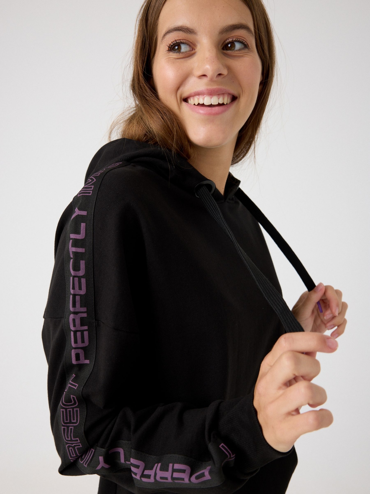 Sweatshirt comprida preto vista detalhe