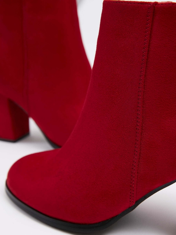 Botins básicos com salto largo vermelho com modelo