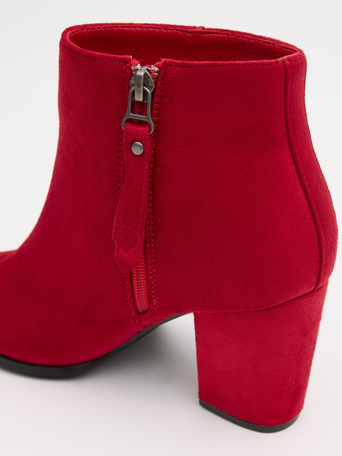 Botins básicos com salto largo vermelho vista detalhe