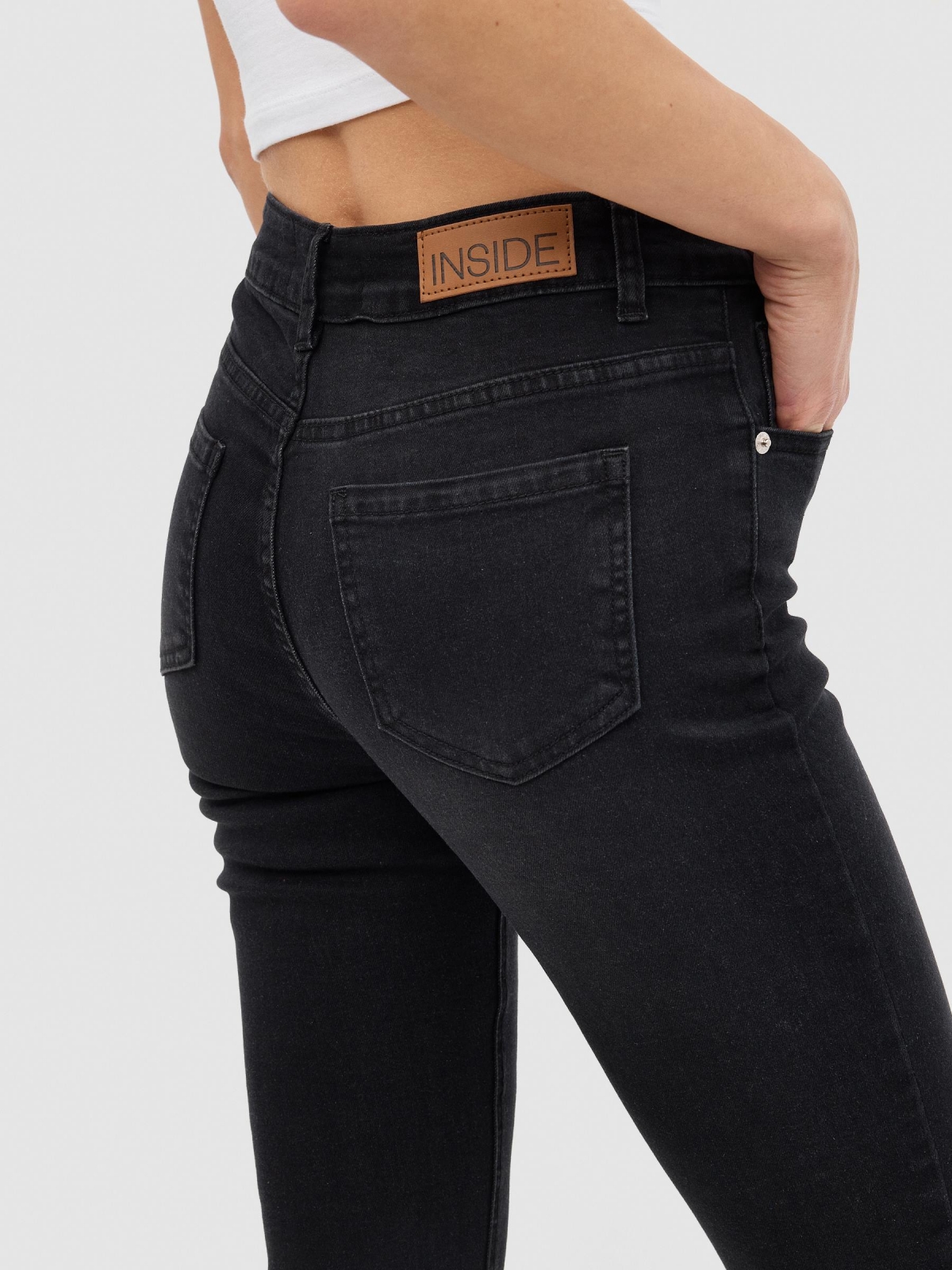 Jeans gris efecto desgastado skinny gris oscuro vista detalle