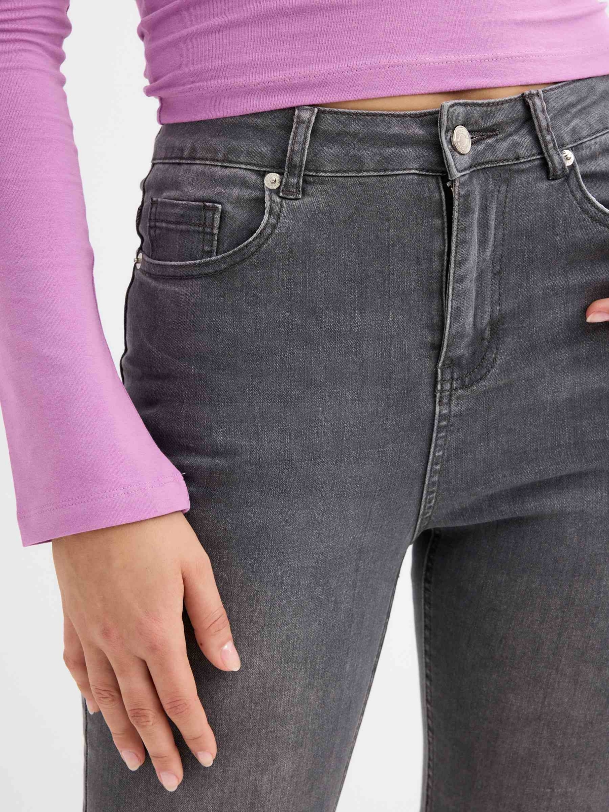 Jeans cinzentas de mid rise rasgadas cinza claro vista detalhe