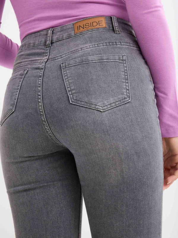 Jeans cinzentas de mid rise rasgadas cinza claro vista detalhe