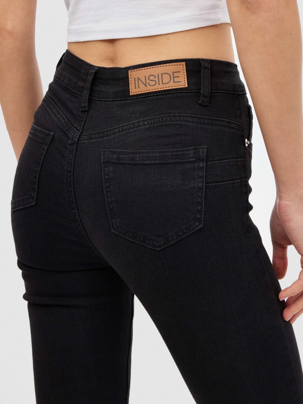 Jeans skinny push up pretas preto vista detalhe