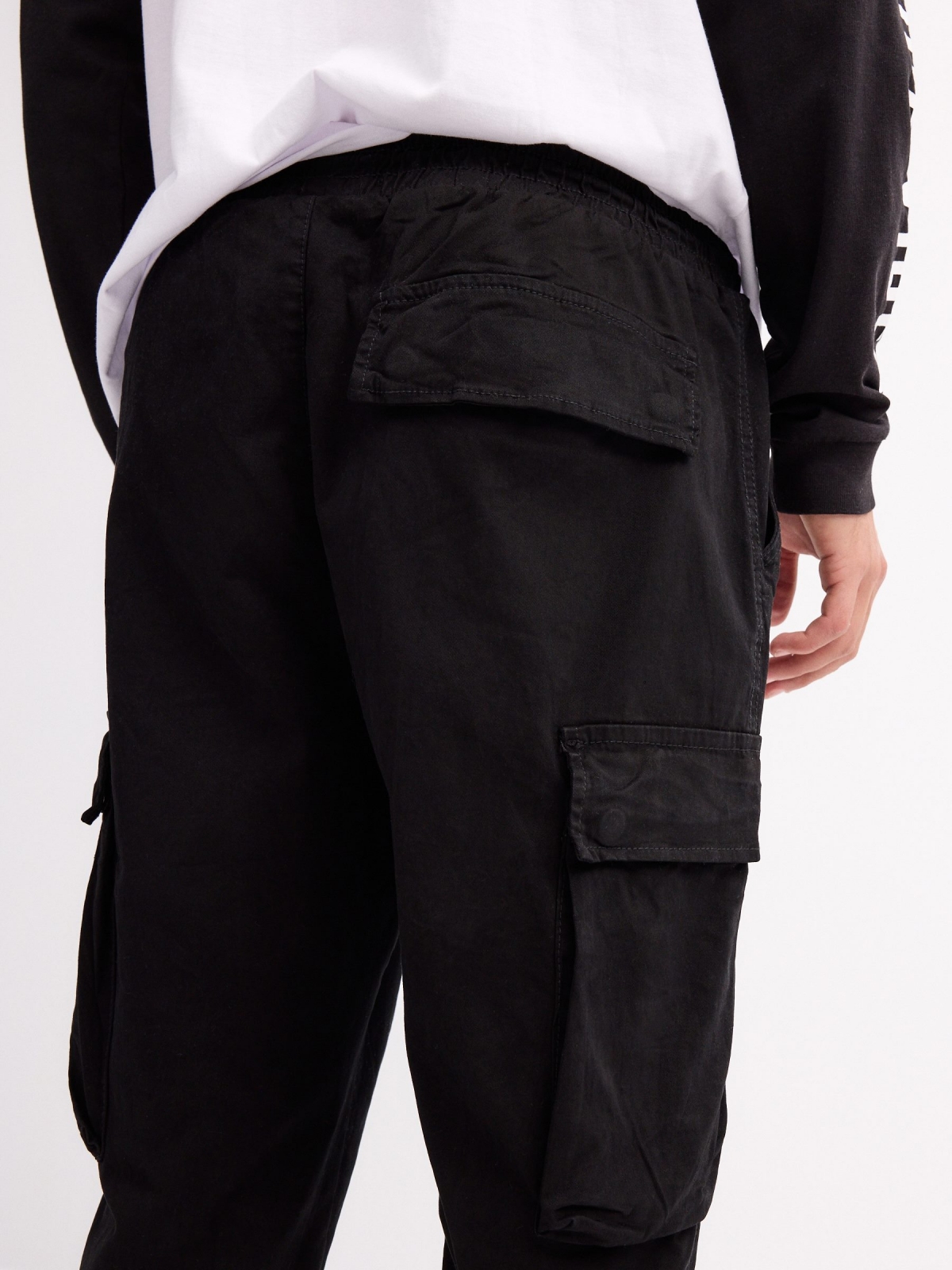 Pantalón jogger con bolsillos perneras negro vista detalle