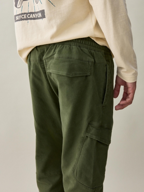 Pantalón jogger cargo hombre verde vista detalle