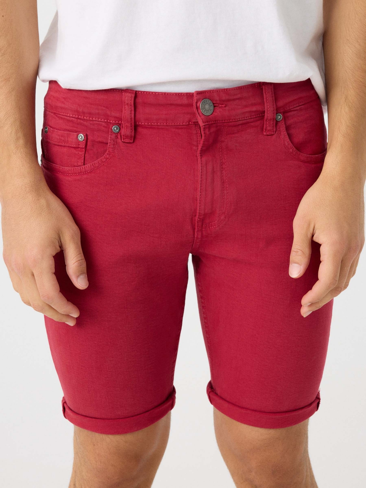 Coloured denim shorts red detail view