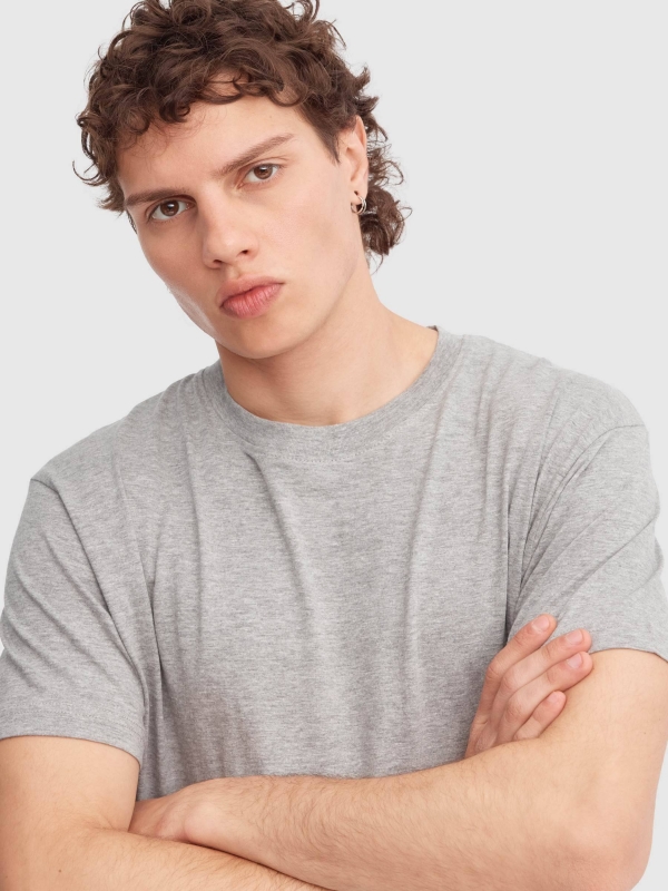 T-shirt básica de manga curta cinza vista detalhe
