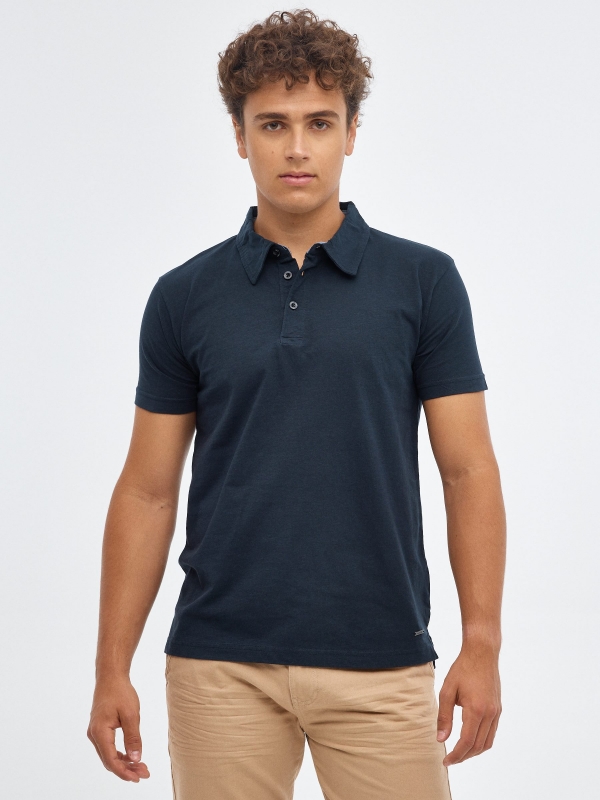 Camisa pólo básica gola clássica azul marinho vista meia frontal