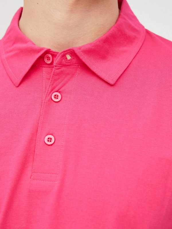 Polo básico manga corta fucsia vista detalle