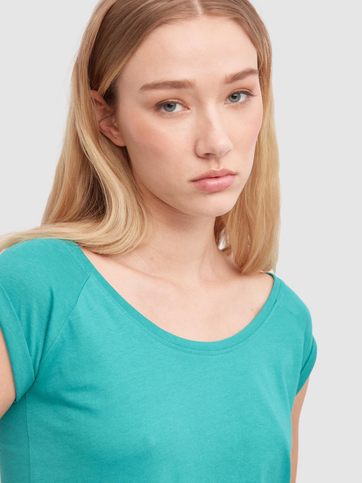 Basic short sleeve t-shirt green detail view