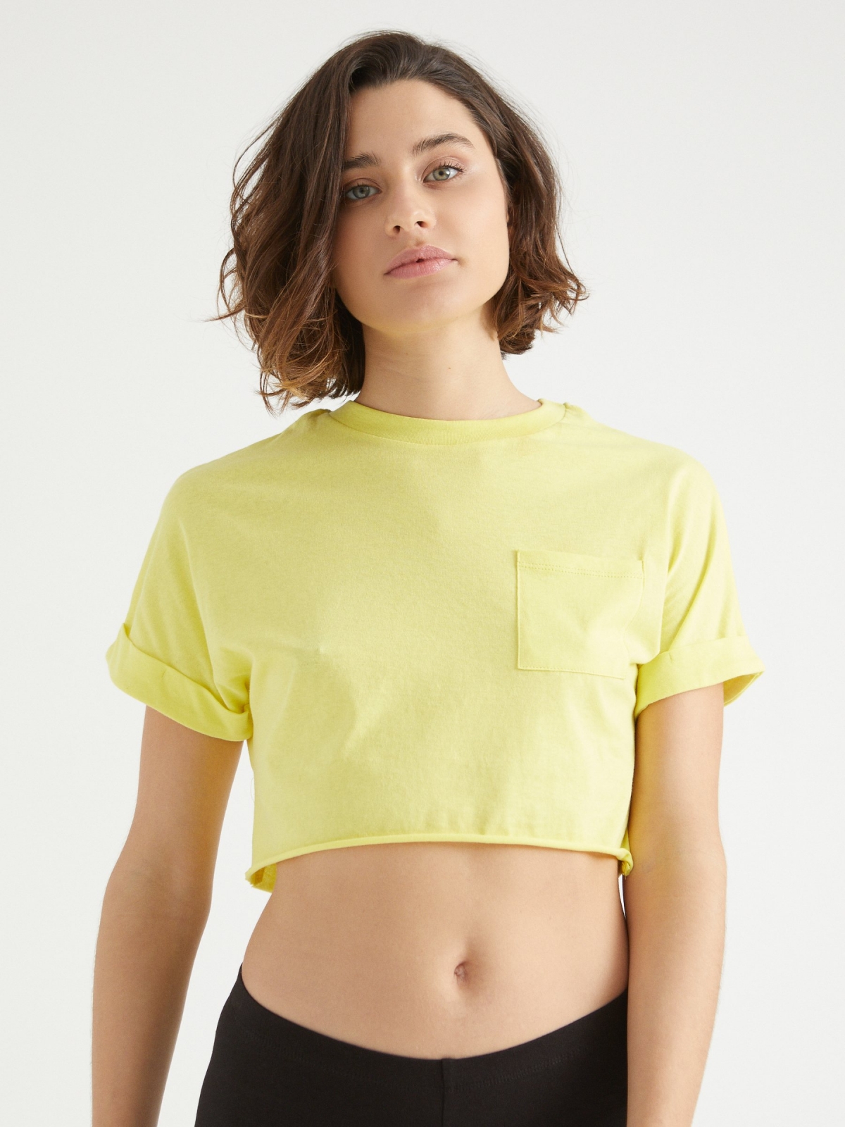 Camiseta crop top básica amarillo vista media frontal