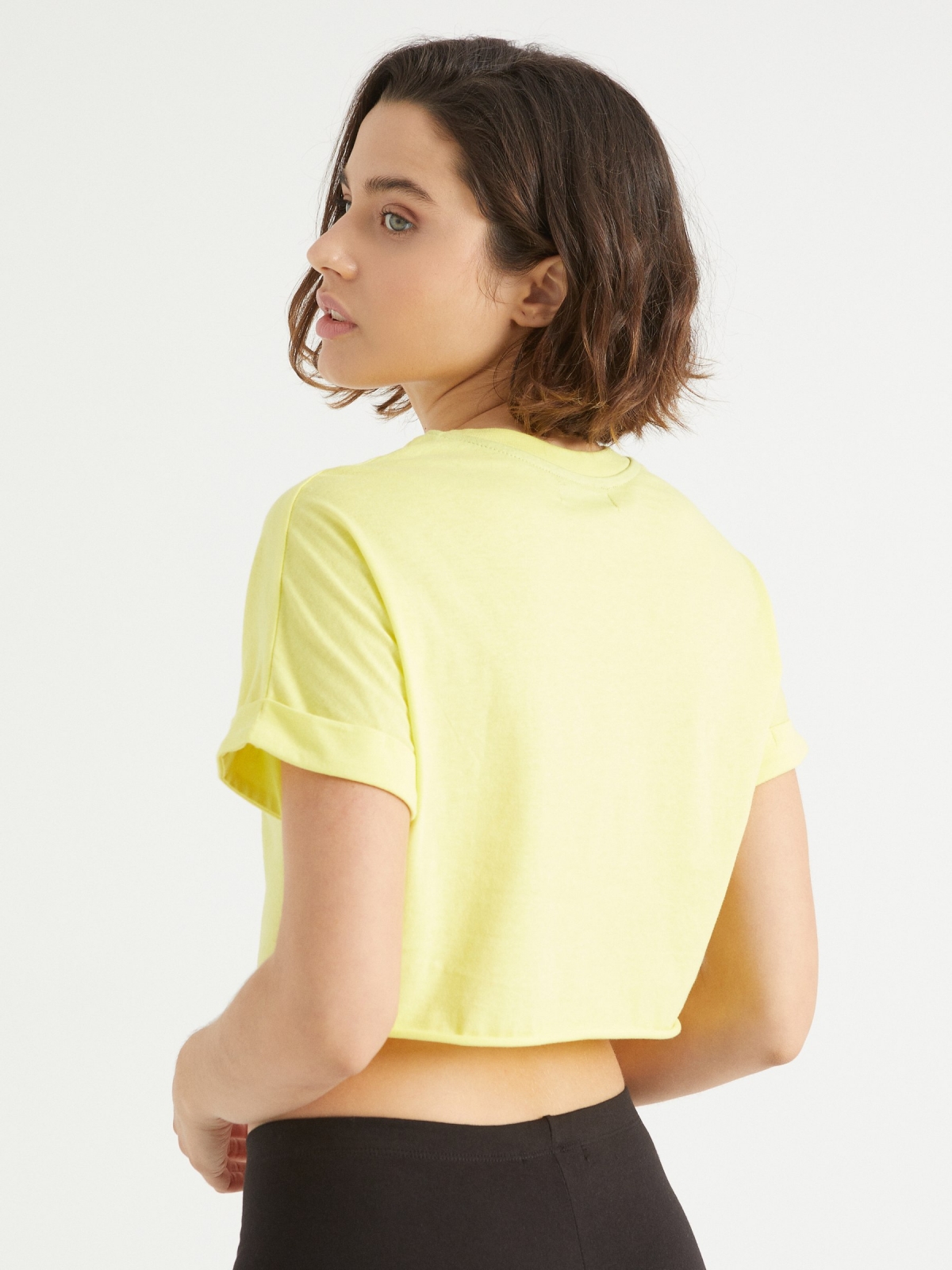 Camiseta crop top básica amarillo vista media trasera