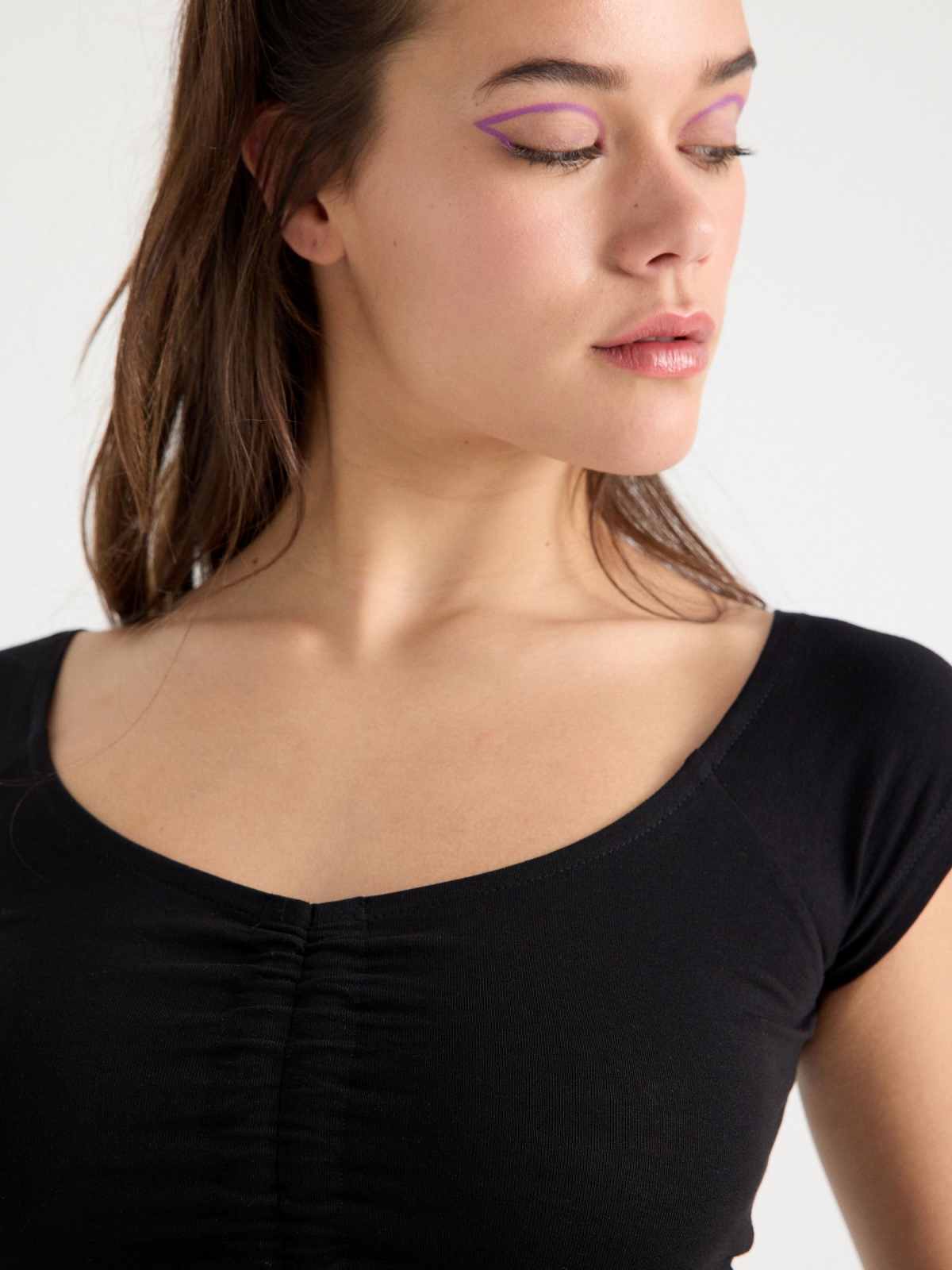 Camiseta cropped fruncido negro vista detalle