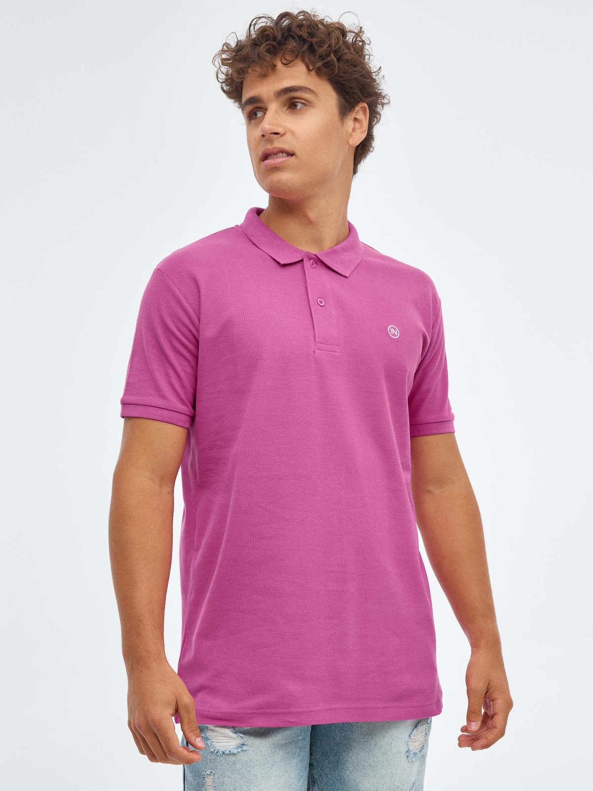 Camisa polo básica com logotipo gravado fúcsia vista meia frontal