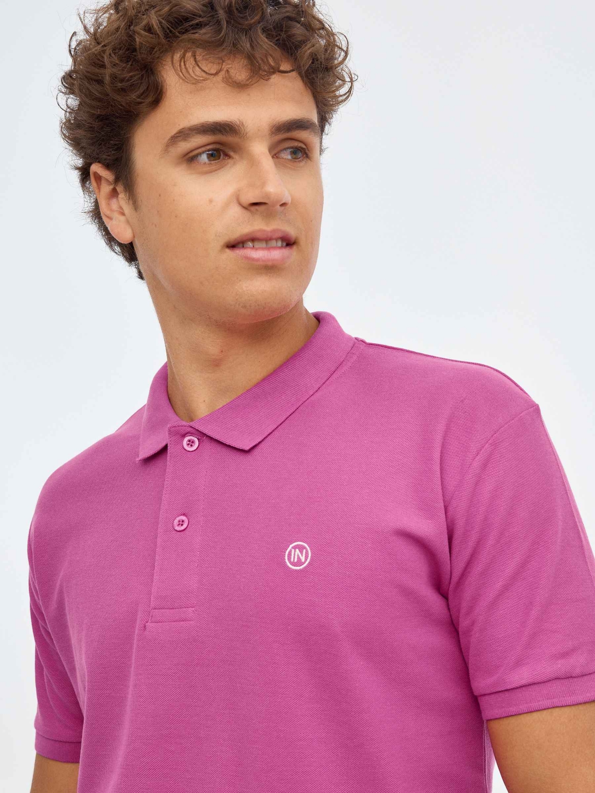 Camisa polo básica com logotipo gravado fúcsia vista detalhe