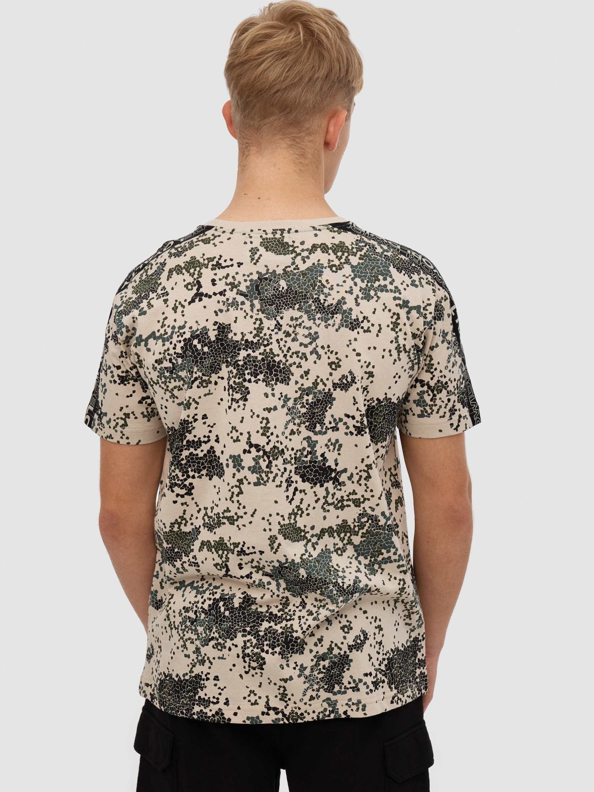 T-shirt camuflada taupe vista meia traseira