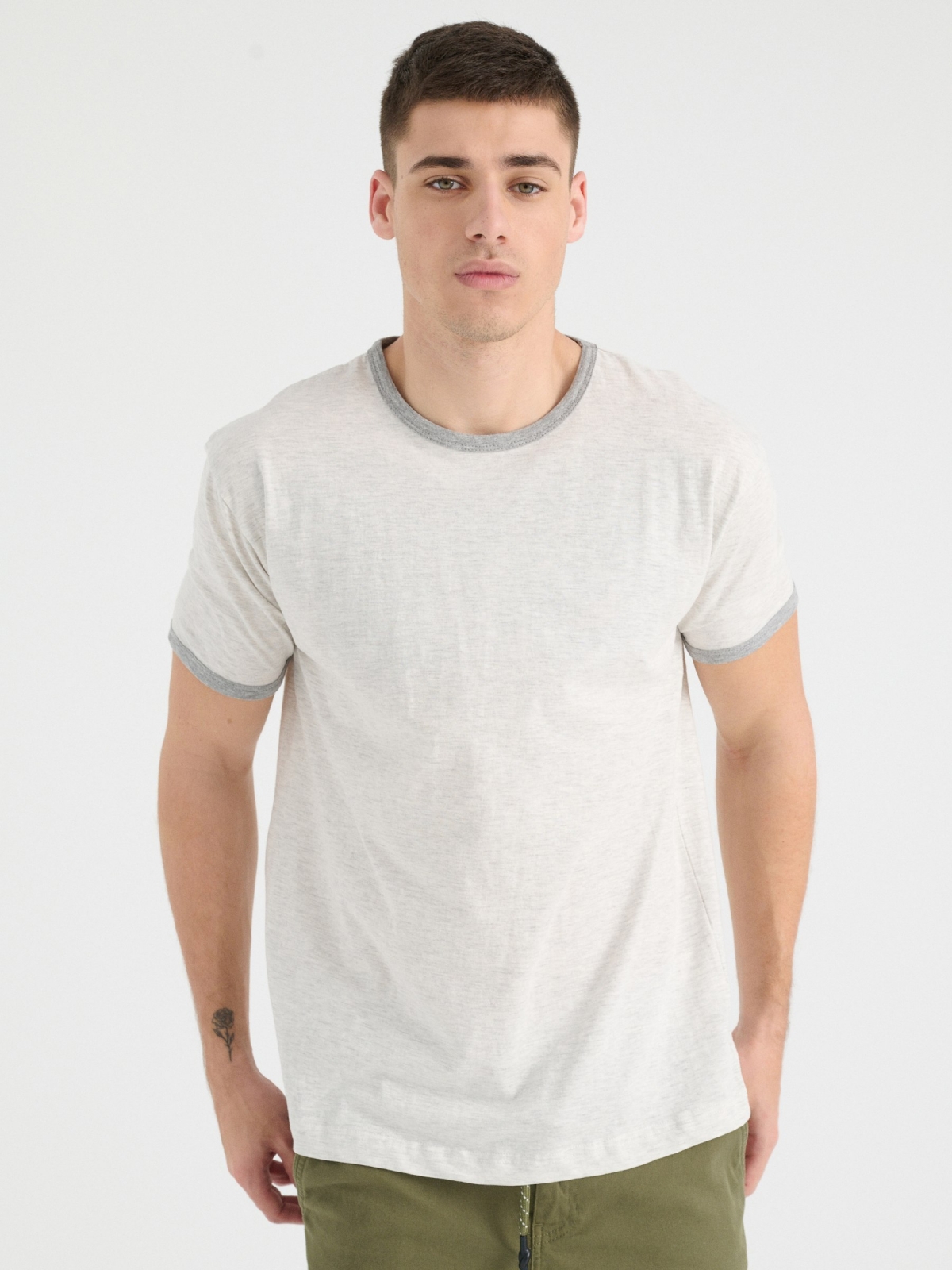 T-shirt básica com contrastes melange claro vista meia frontal