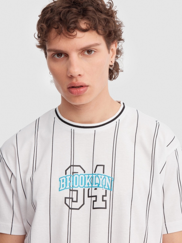T-shirt de basebol branco vista detalhe
