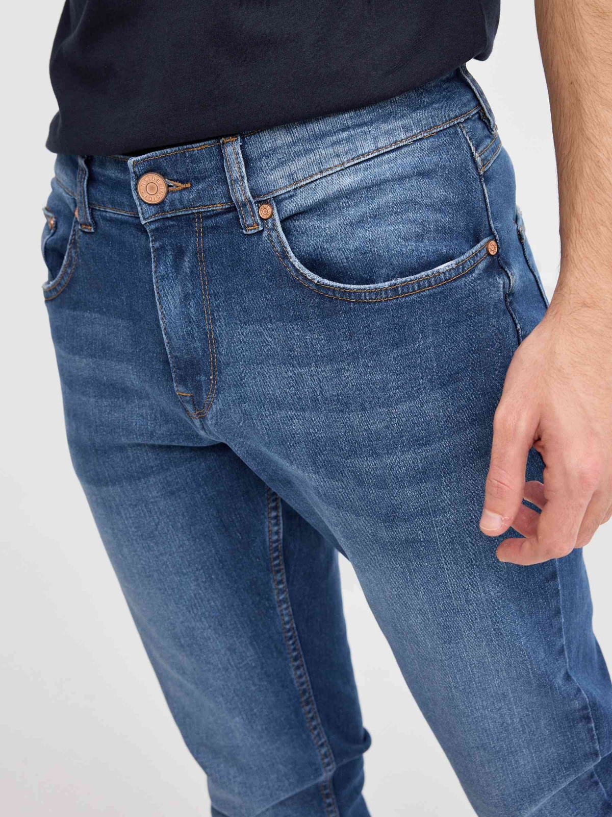 Jeans justos lavados coxa indigo azul vista detalhe