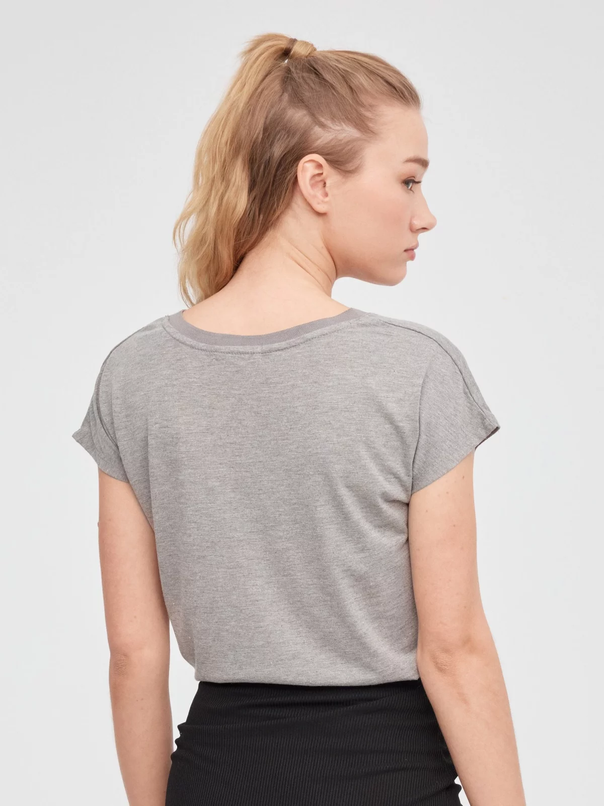 T-shirt sem mangas com gola em V cinza vista meia traseira