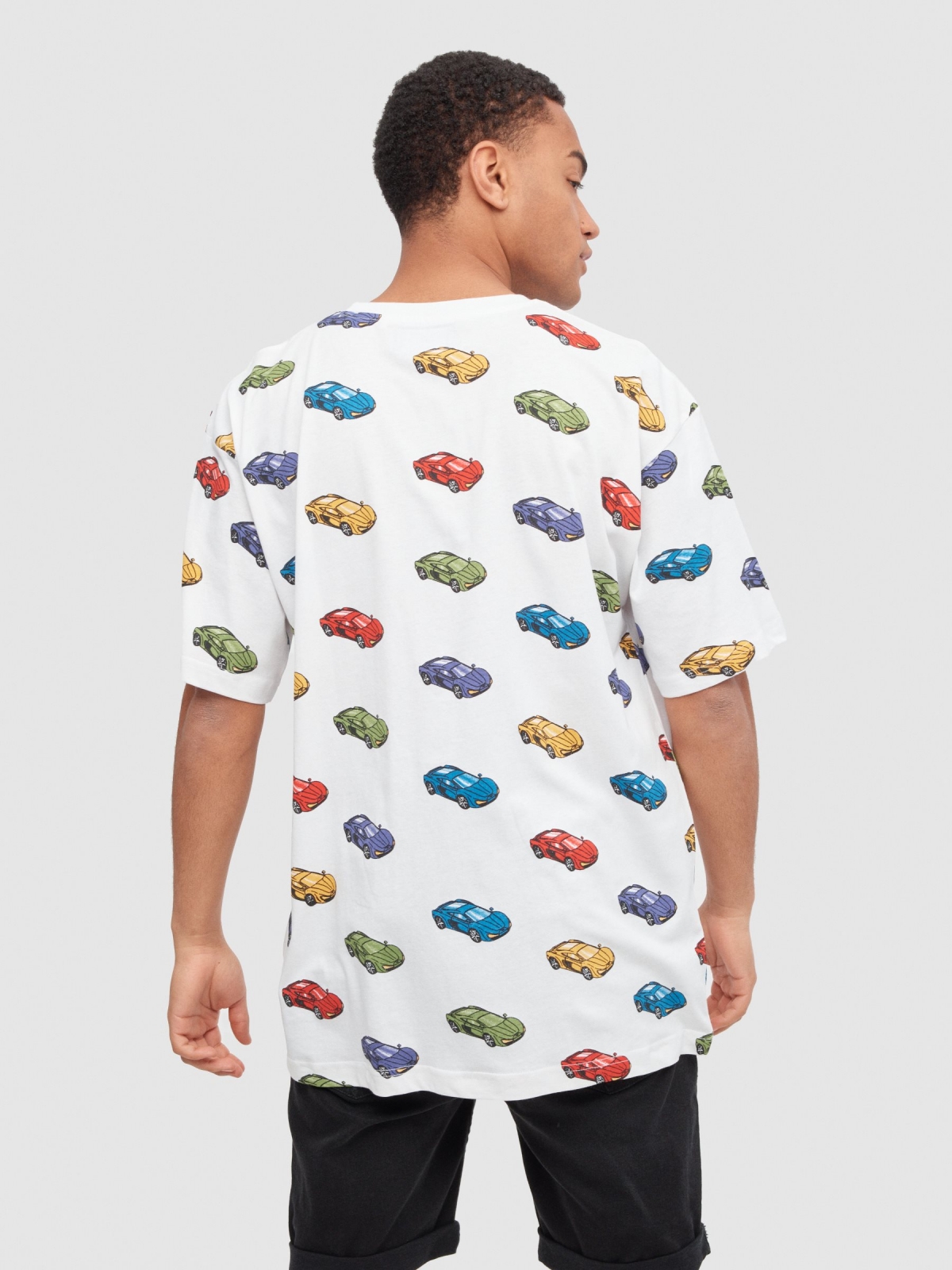 Camiseta oversize coches blanco vista media trasera