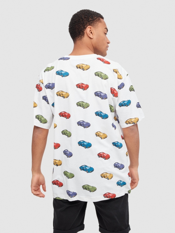 Camiseta oversize coches blanco vista media trasera