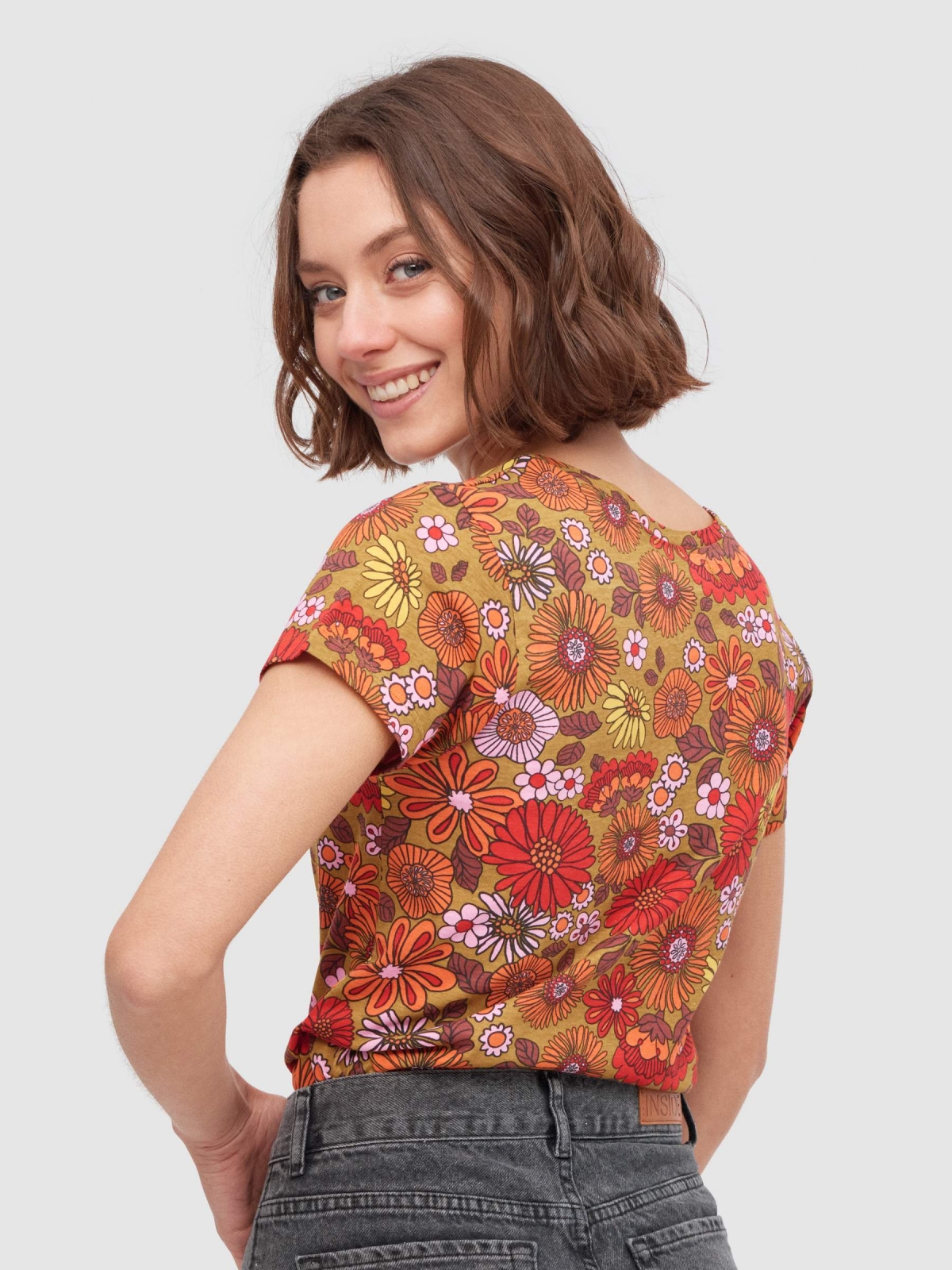 Camiseta allover print multicolor vista media trasera