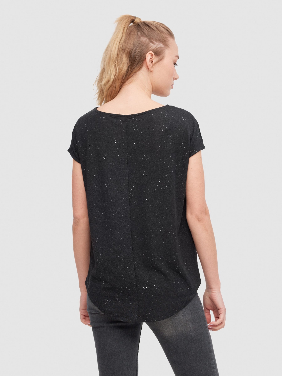 Camiseta oversize texto negro vista media trasera