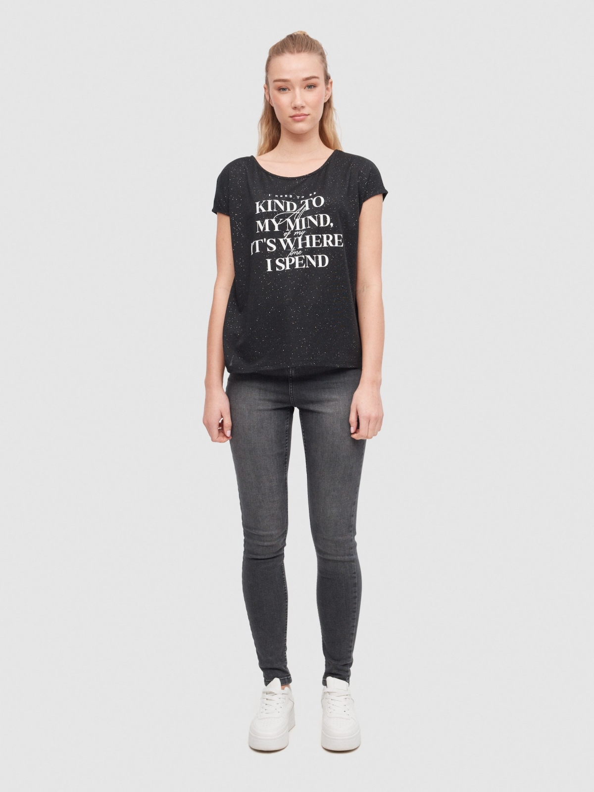 Camiseta oversize texto negro vista general frontal