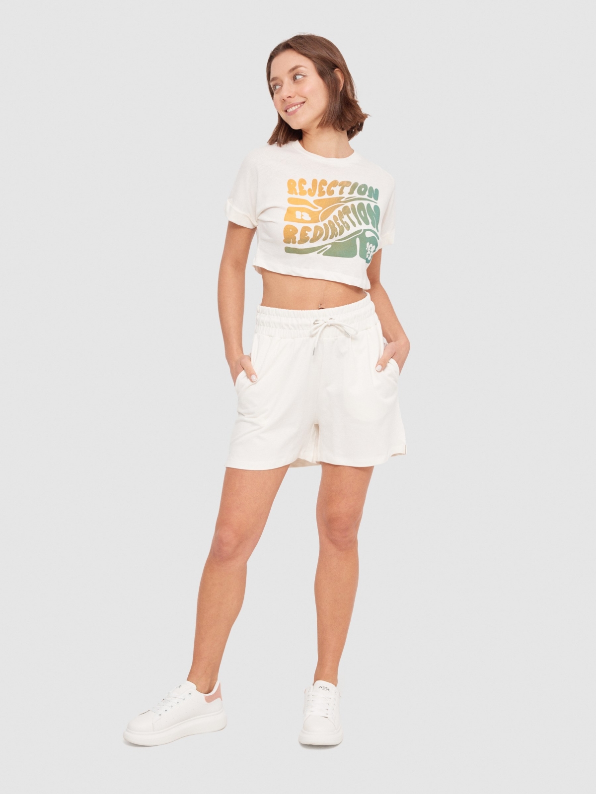 Camiseta crop texto degradado blanco roto vista general frontal