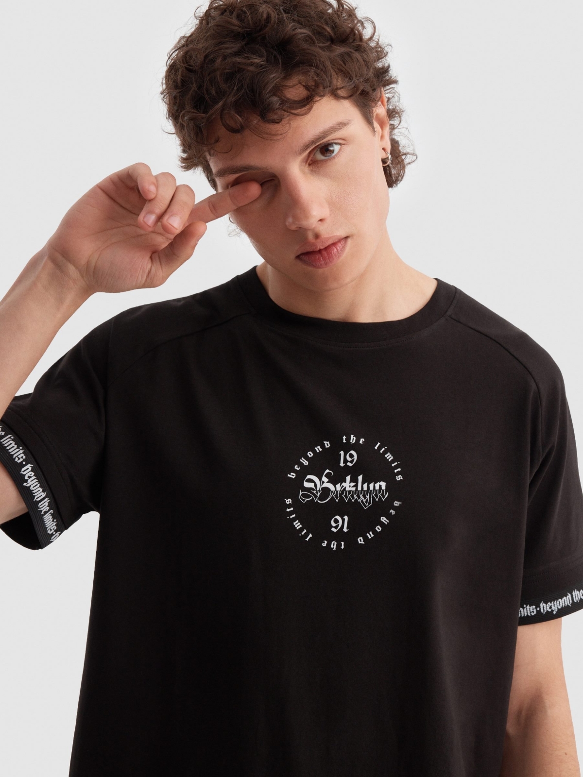 T-shirt raglan com pormenor de texto preto vista detalhe