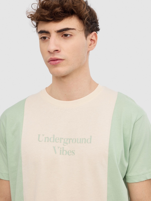 T-shirt minimalista com blocos de cores menta vista detalhe