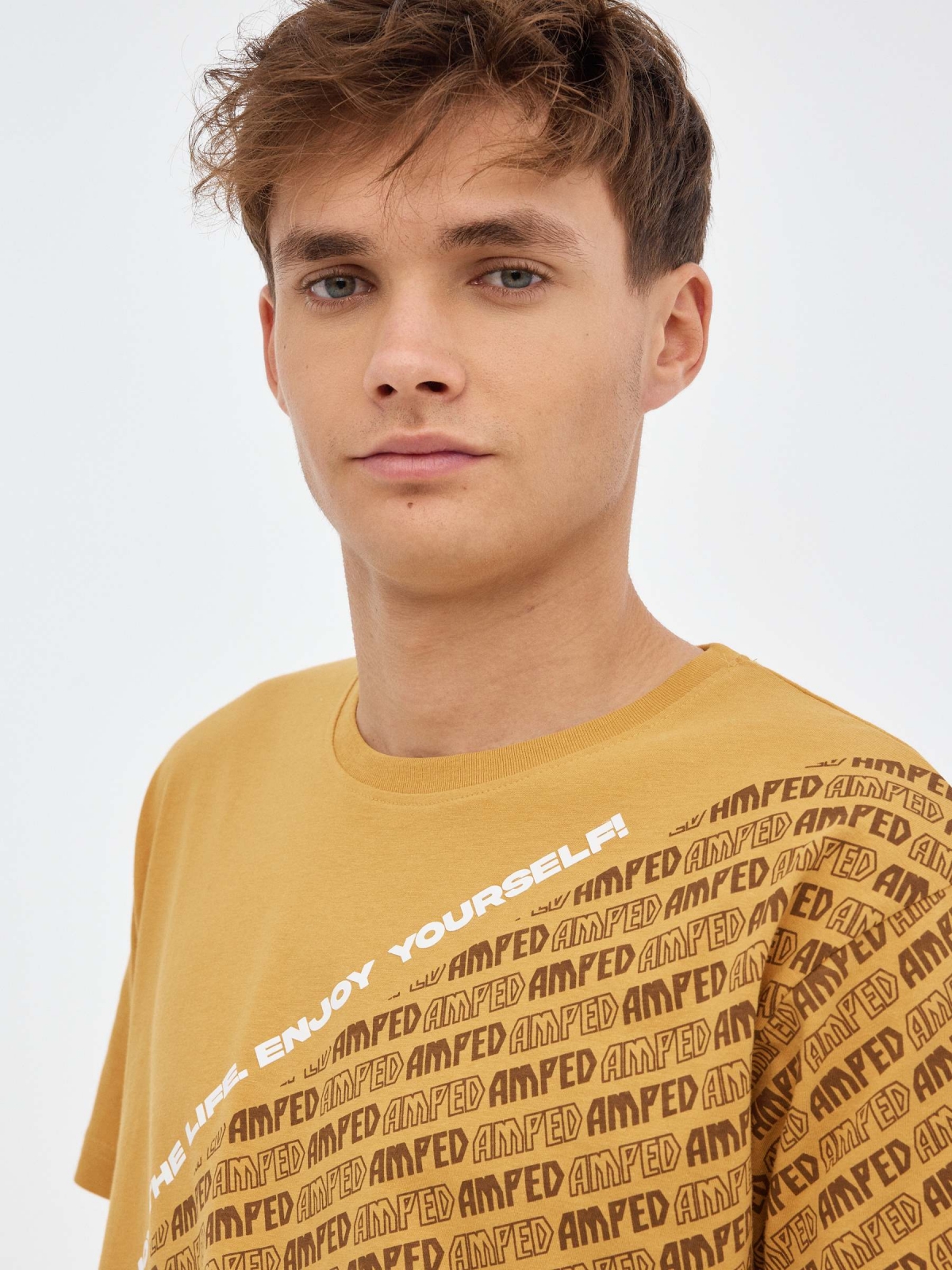 Camiseta texto diagonal ocre vista detalle