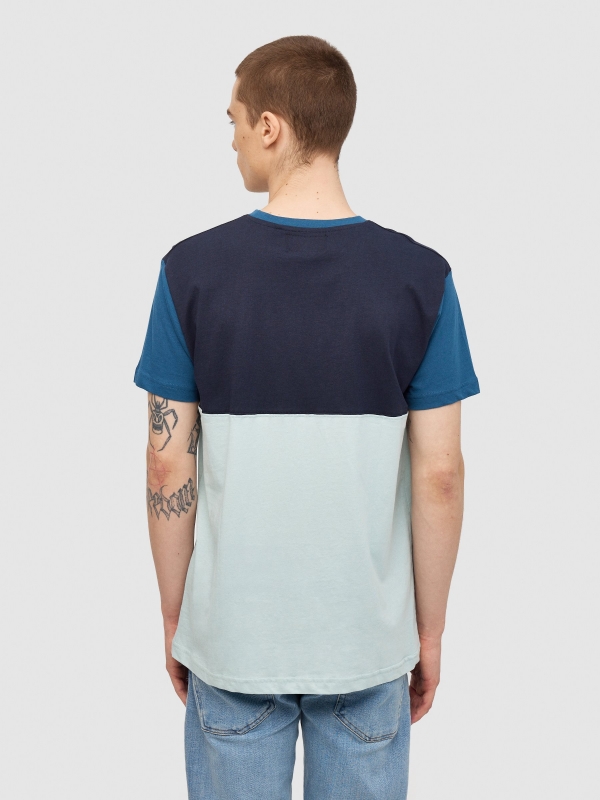 Camiseta color block con texto verde vista media trasera