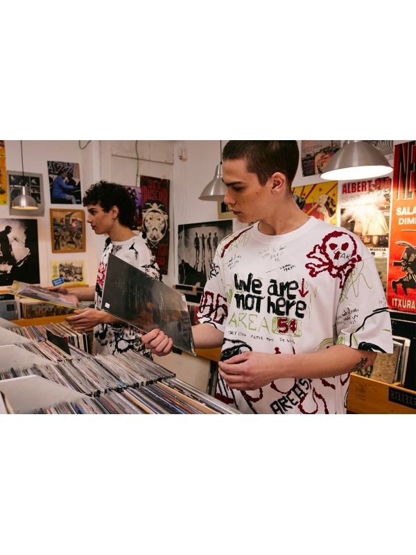  T-shirt com graffiti de extraterrestres branco