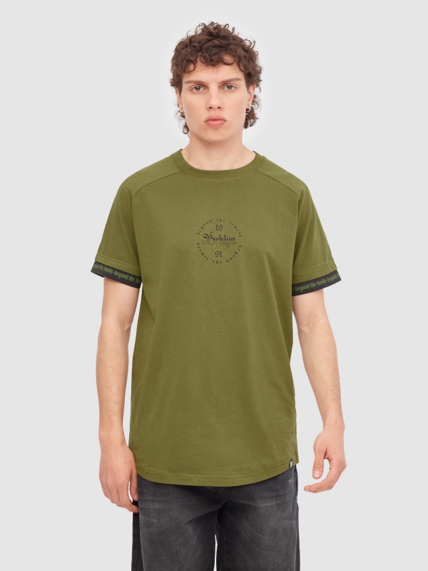 Camiseta raglán detalle texto kaki vista media frontal