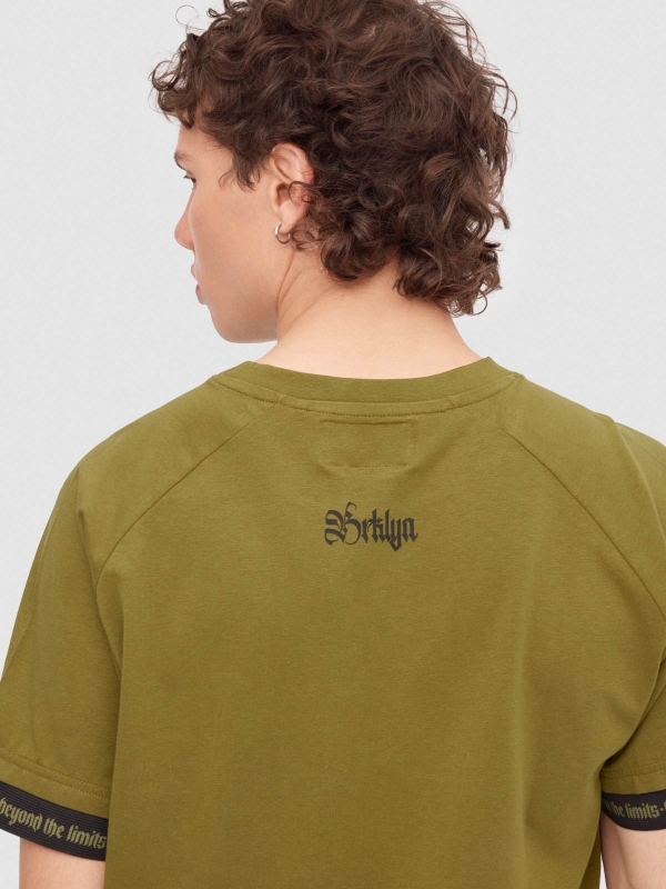 Camiseta raglán detalle texto kaki vista detalle