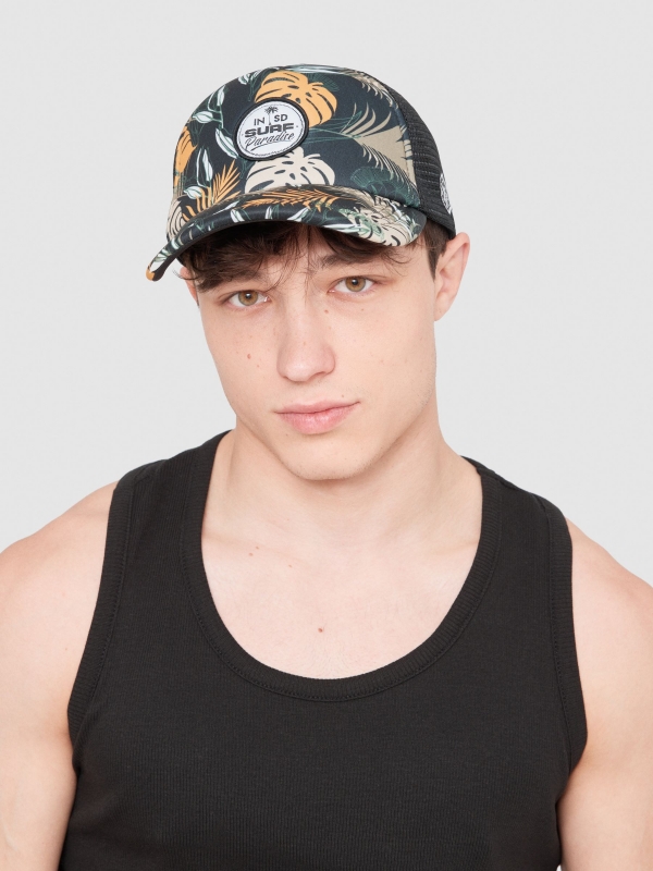 Gorra trucker surf multicolor con modelo