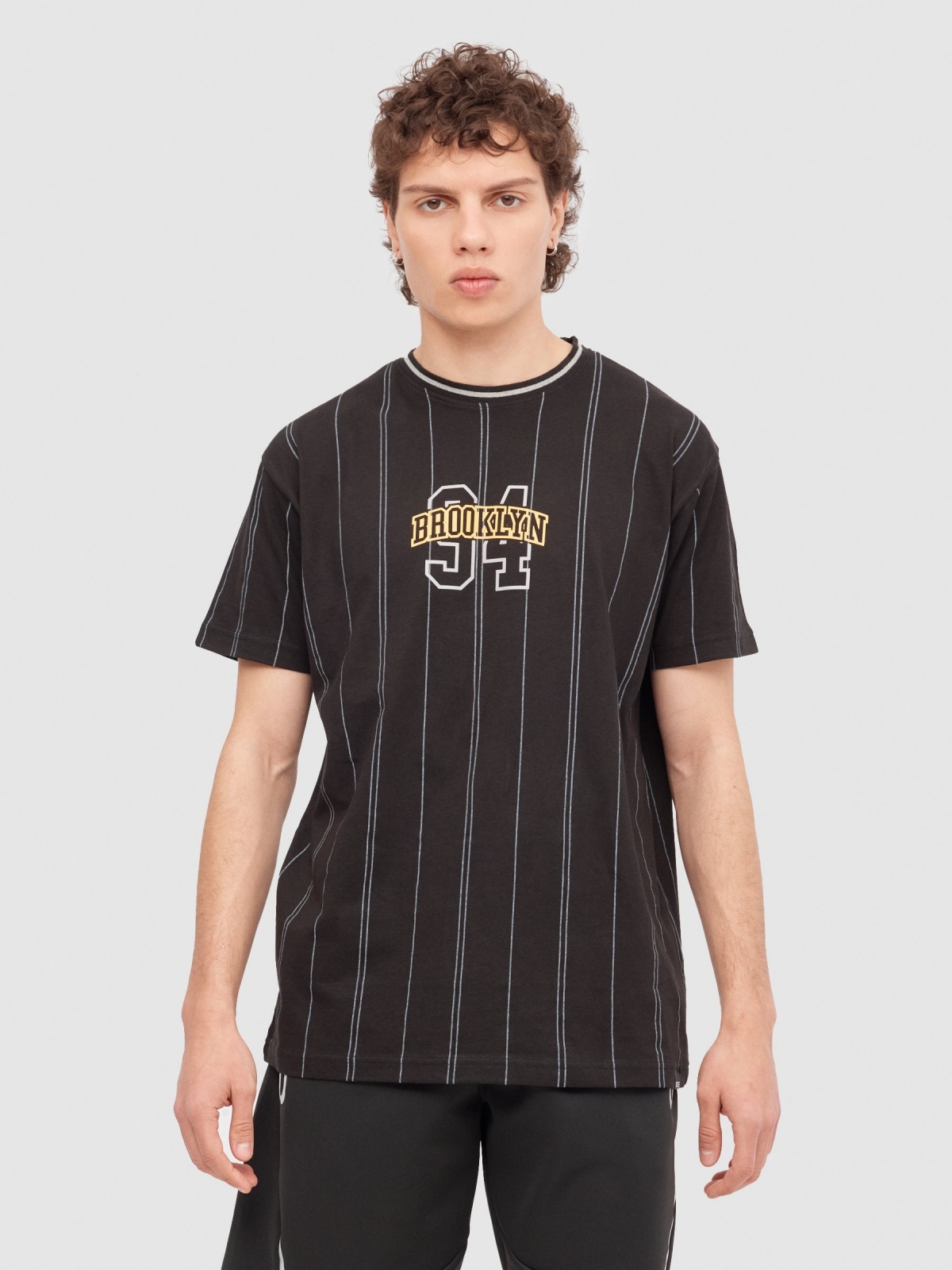 T-shirt de basebol preto vista meia frontal