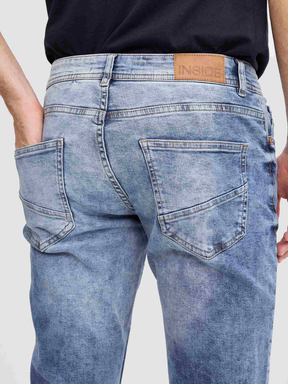 Jeans regular lavado azul vista detalle