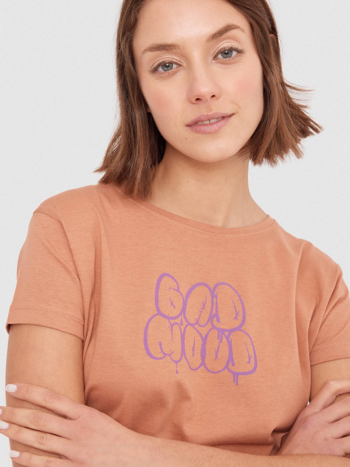 T-shirt Bad Mood marrom claro vista detalhe