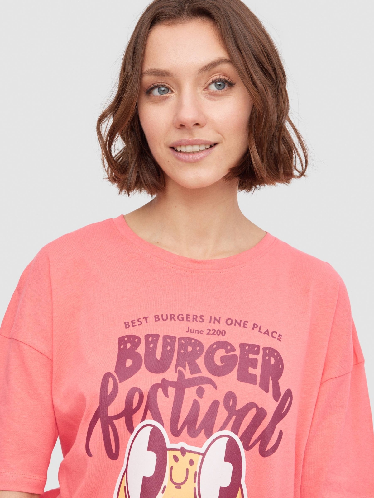 Camiseta oversize Burguer coral vista detalle