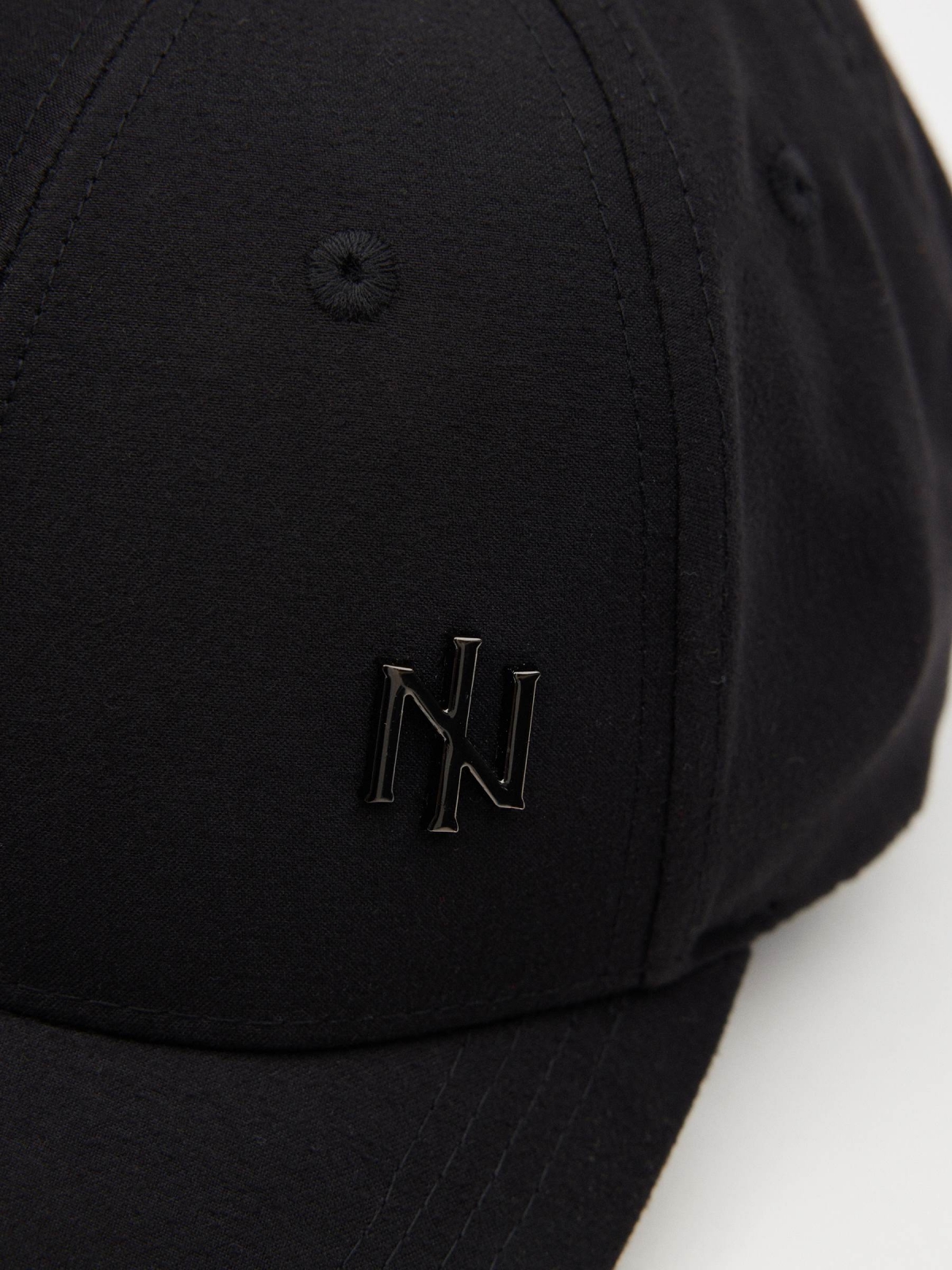 Basic cap IN black detail view