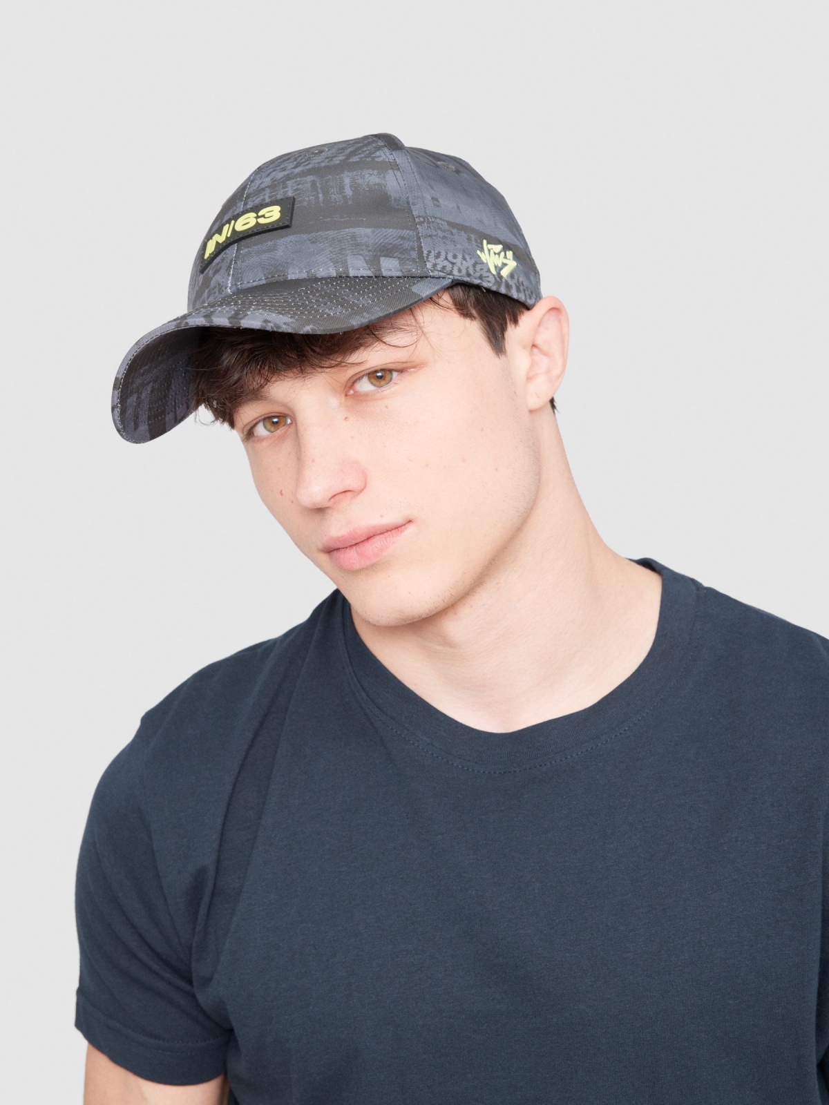 Gorra textura texto negro con modelo