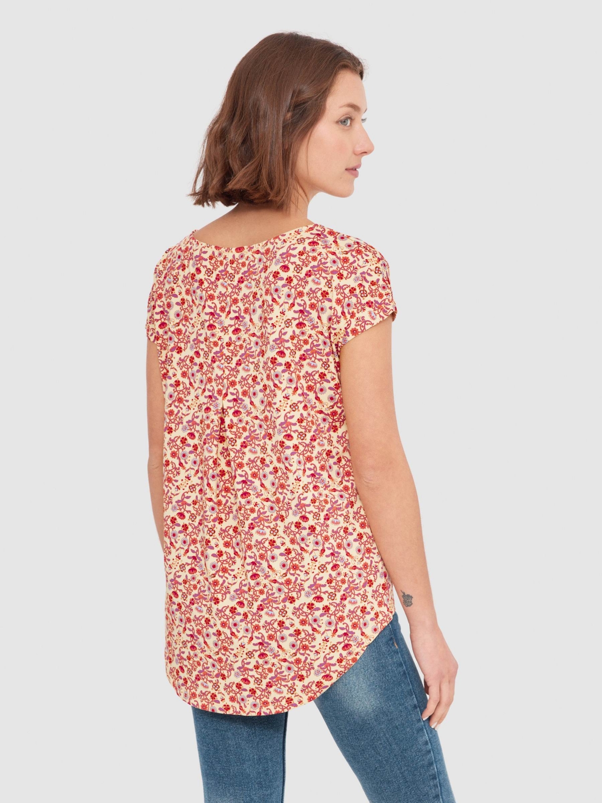 T-shirt de alças floral. areia vista meia traseira