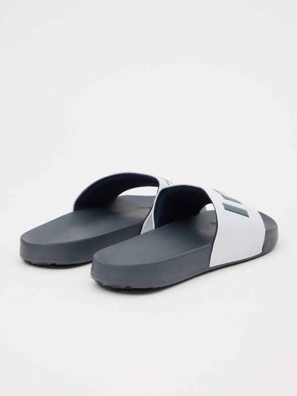 Flip-flops com letras vista traseira 45º